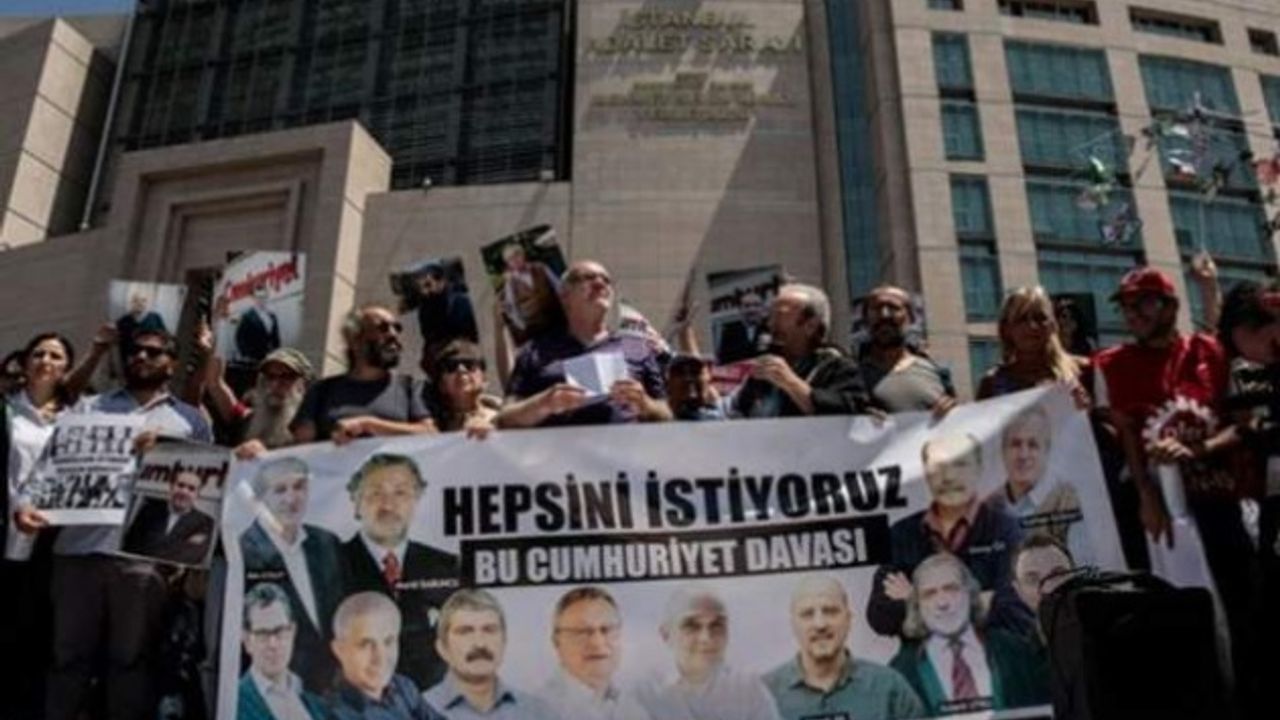 Yargıtay'ın bozduğu Cumhuriyet gazetesi davası: Mahkeme, 12 sanık için mahkumiyette direndi