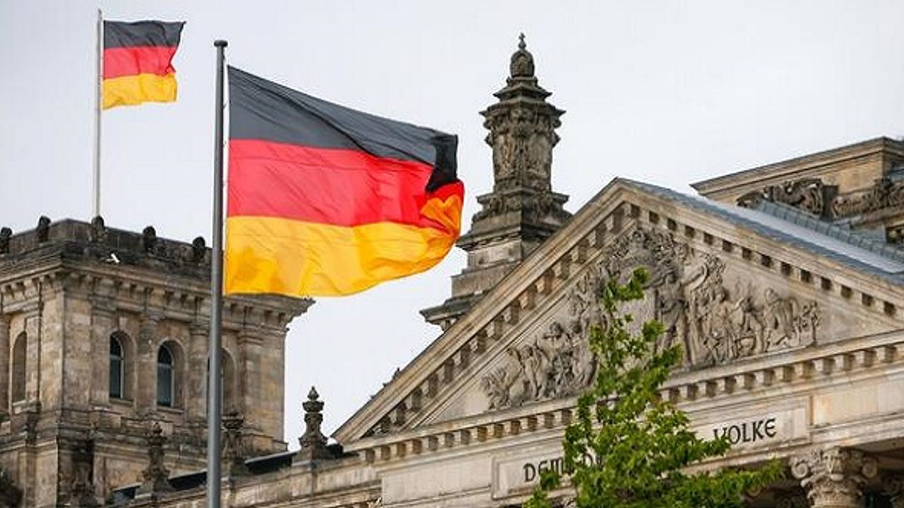 Almanya'da iki kişiden kalabalık toplanmalar yasaklandı
