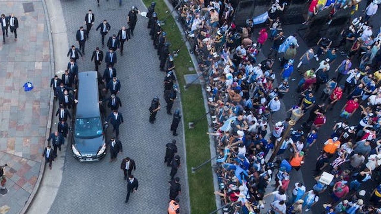 Yüz binlerce hayranı 'ölümsüz dev'i son kez selamlamak için sıraya girdi