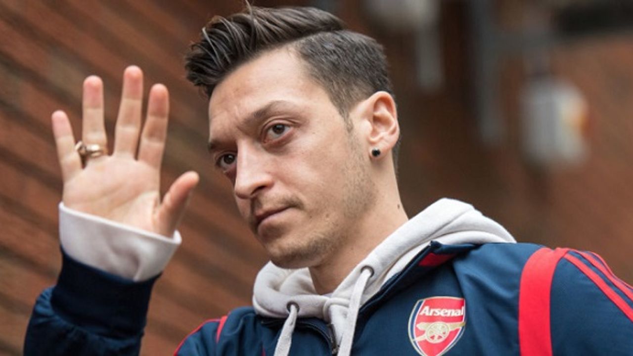 Mesut Özil, menajeri ile görüşmek için Londra'ya gitti