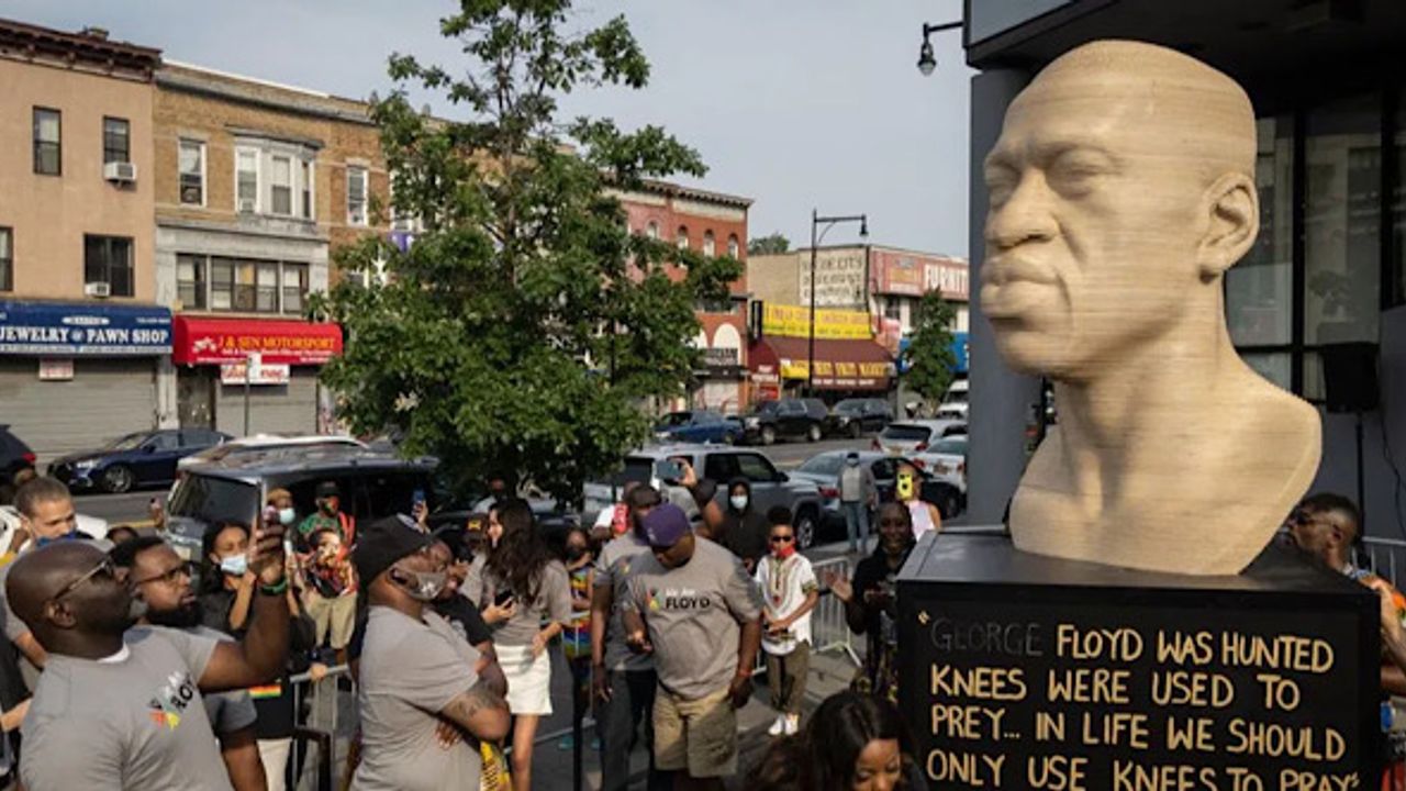 New York'taki George Floyd heykeli aşırı sağcı bir grubun saldırısına uğradı