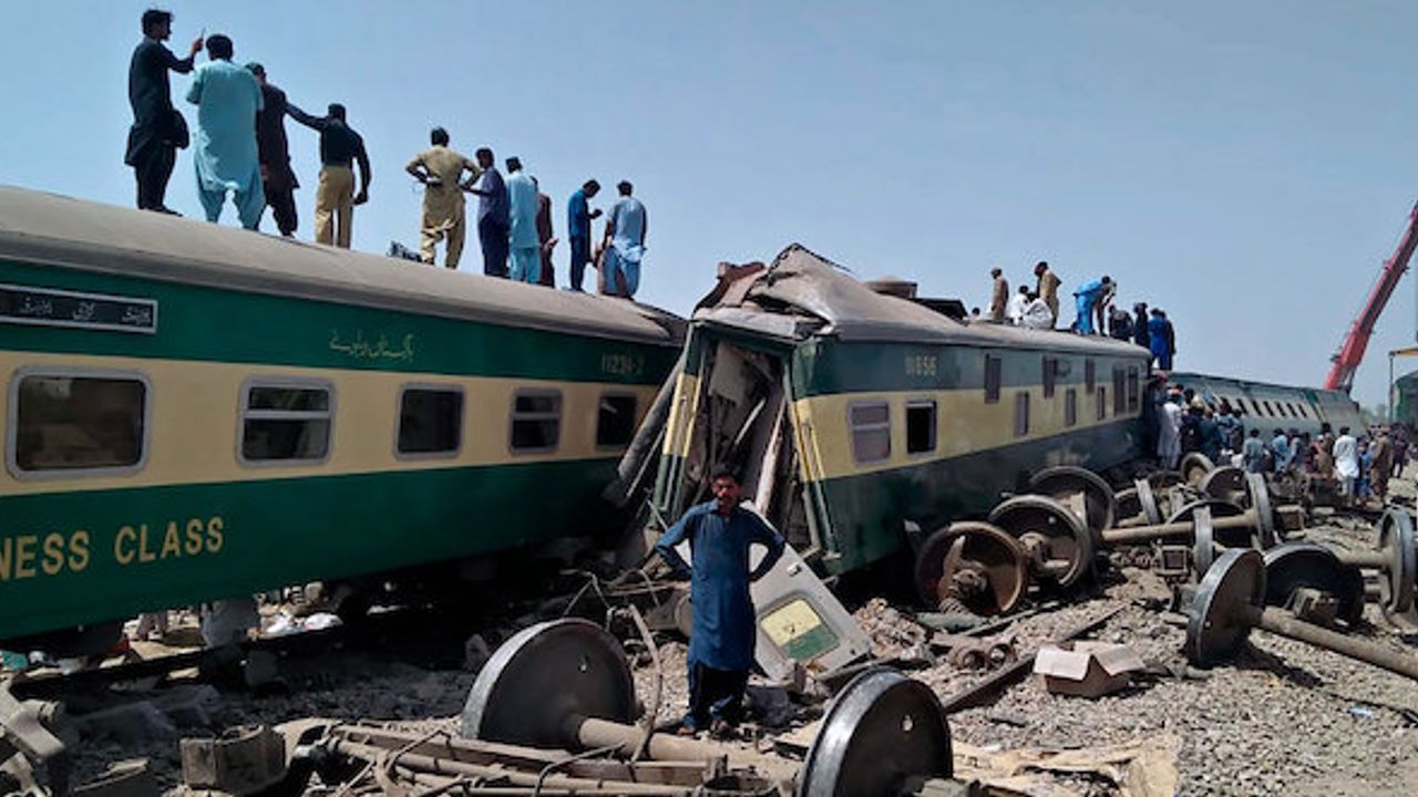 Pakistan'da iki yolcu treni çarpıştı: En az 40 ölü