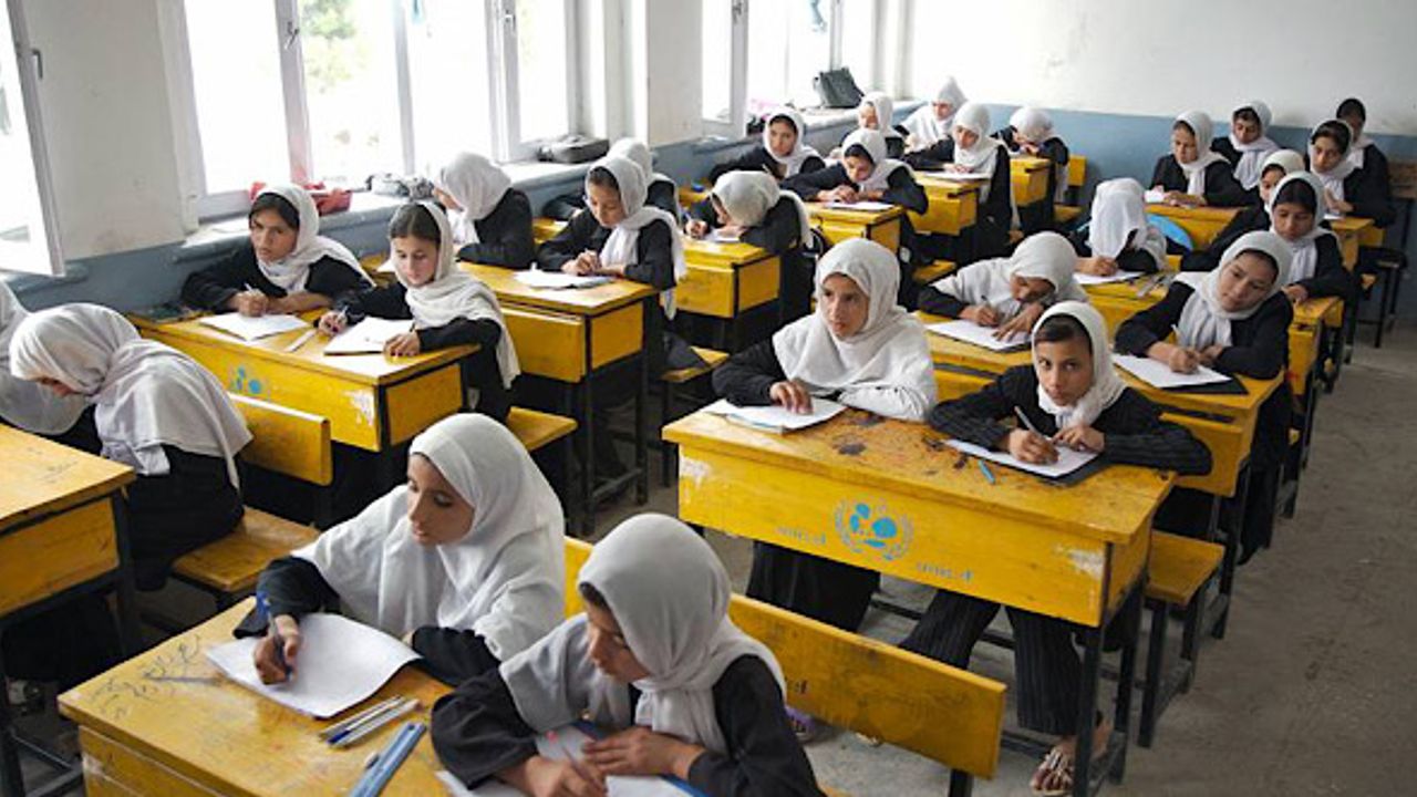 Afganistan'da Taliban, ortaokula erkek öğrencilerin girişine izin verdi, kız öğrenciler için okulların daha sonra açılacağını söyledi