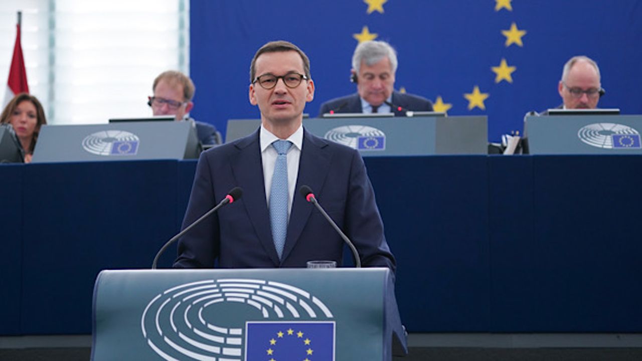 Avrupa Birliği 'Yaptırımlar masada' diyor, Varşova birliği 'şantaj yapmakla' suçluyor