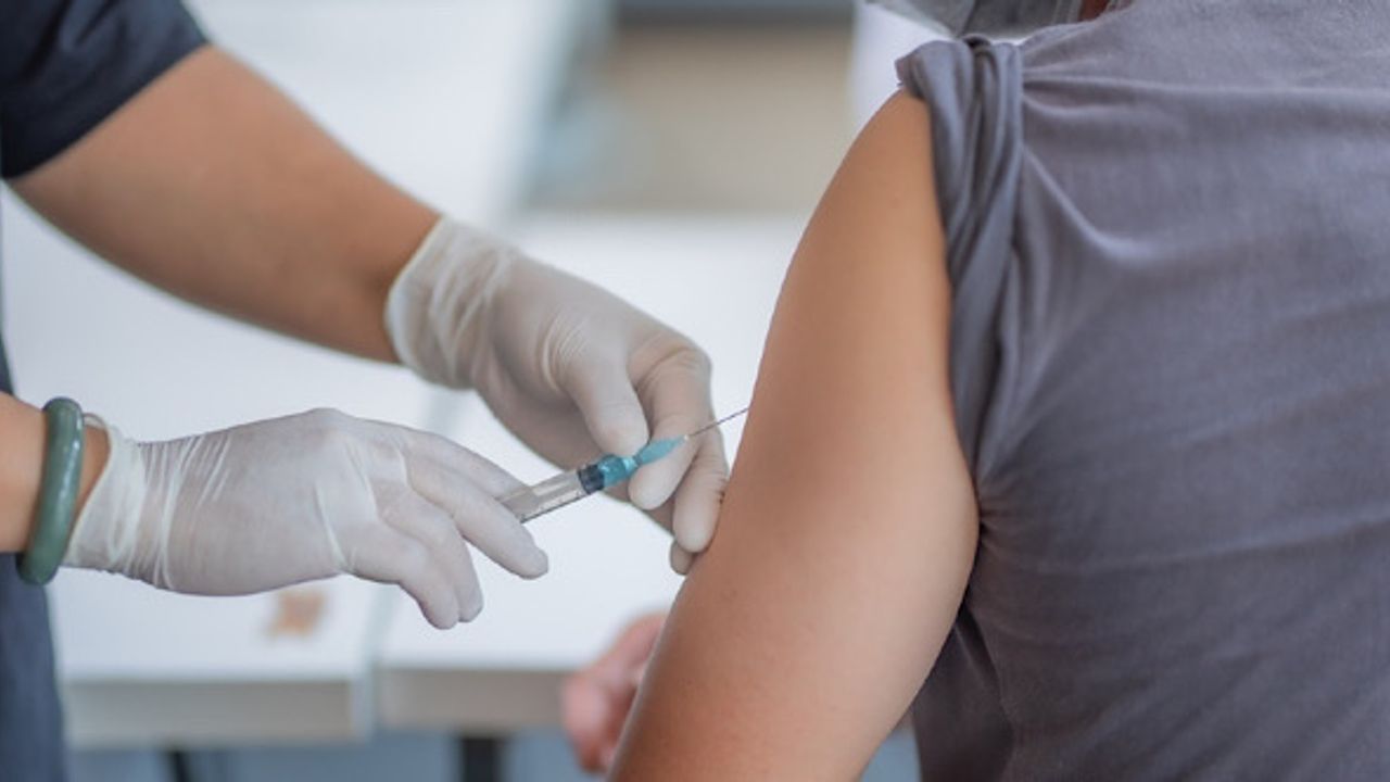 İngiltere'de yeni varyant sonrası üçüncü doz aşı uygulaması hızlandırılacak