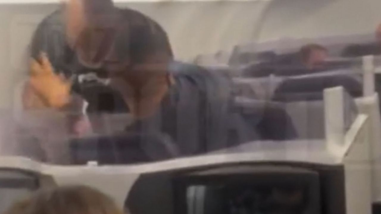 Mike Tyson uçakta yolcuyu yumrukladı
