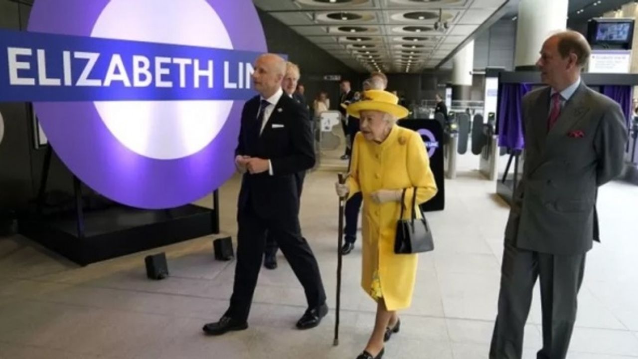 Kraliçe'den metroya sürpriz ziyaret