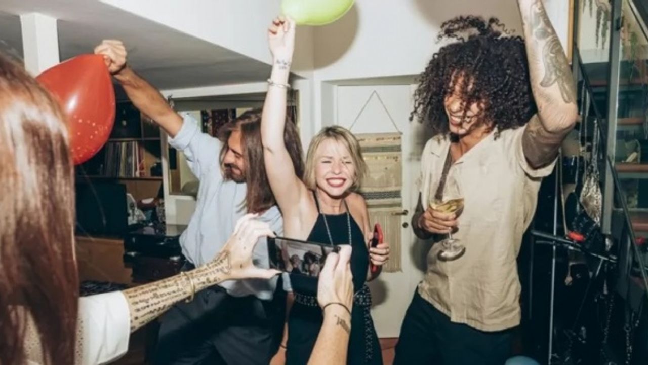 Airbnb ev partilerini yasakladı