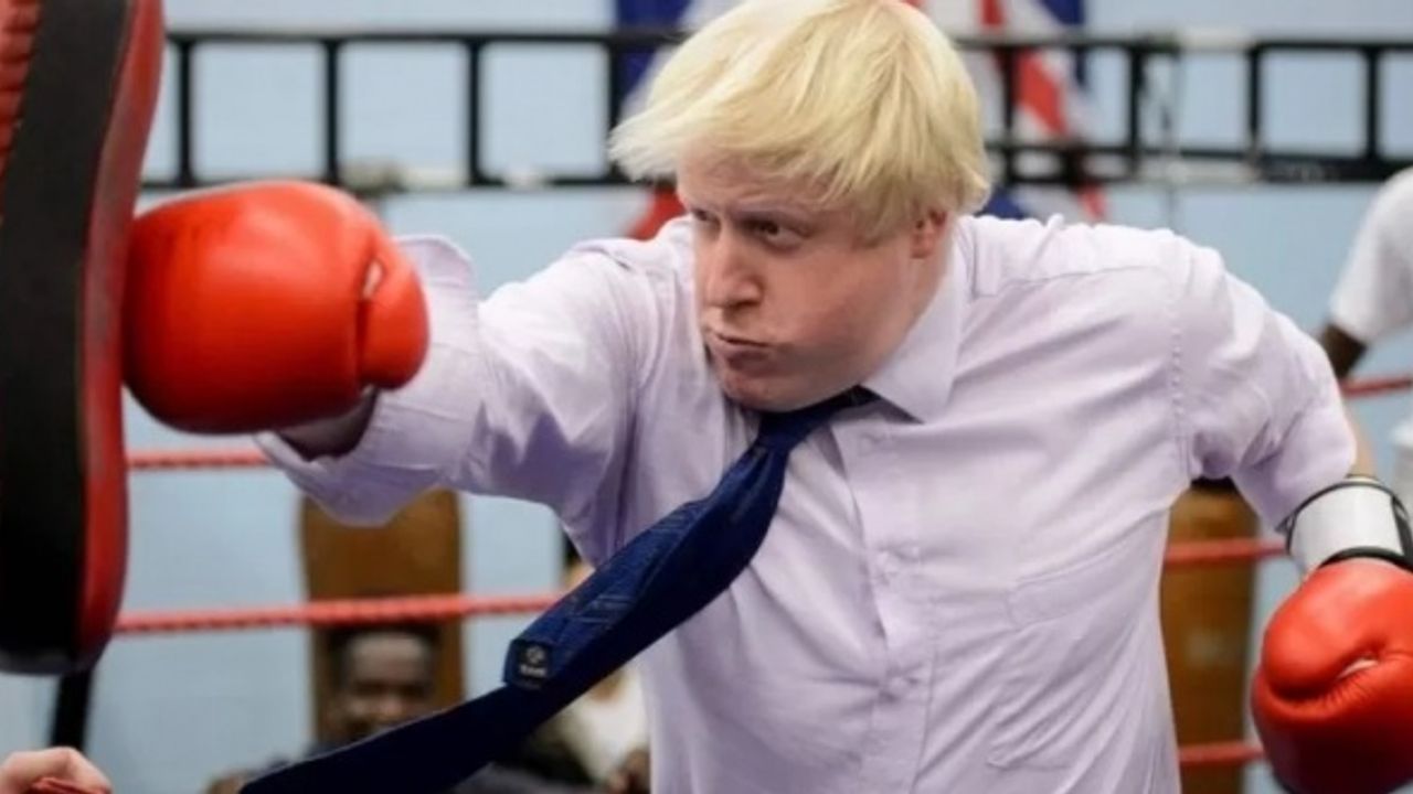 Boris Johnson bir raundu daha kazandı