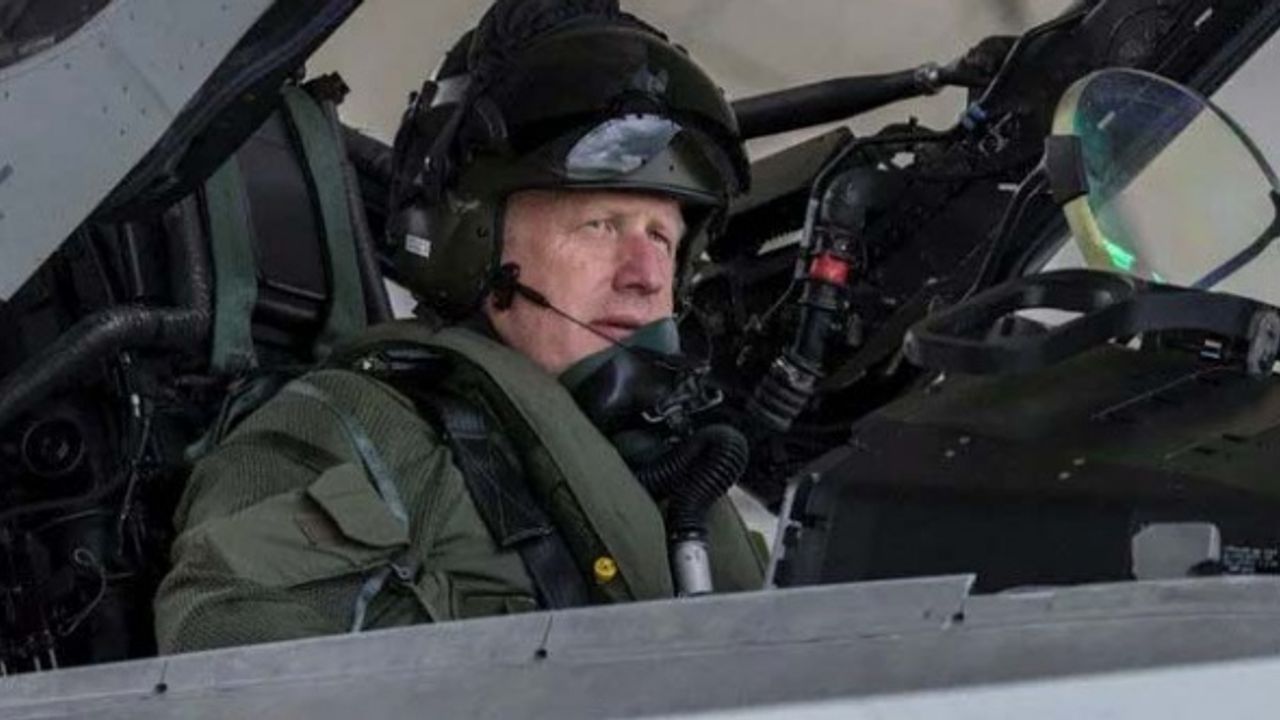 İngiltere yanarken Top Gun keyfi yaptı