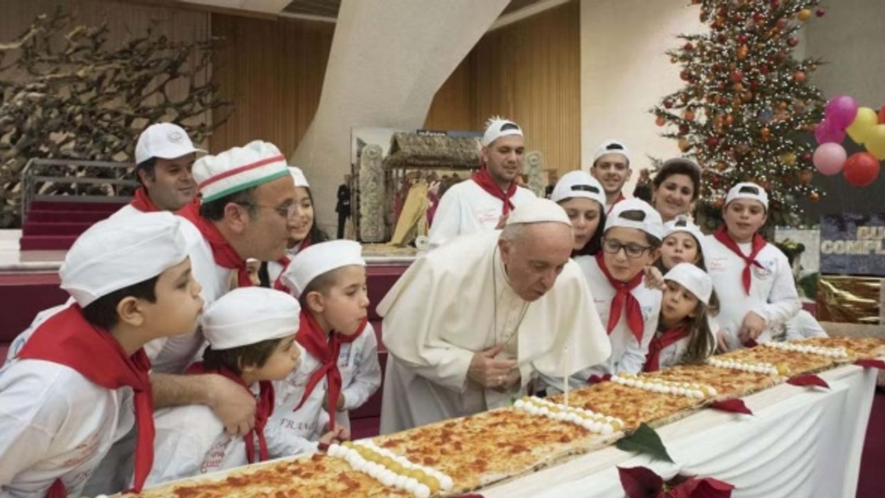 Papa'dan gençlere: Az yiyin