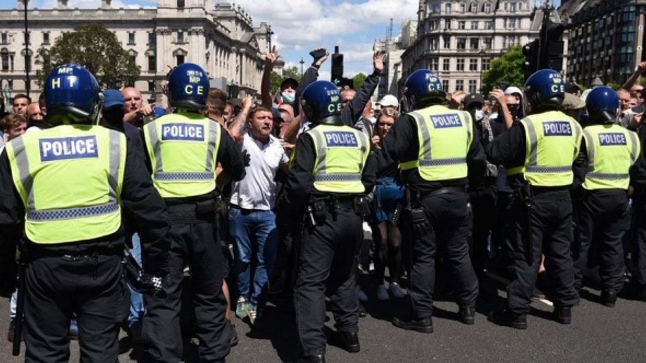 İngiliz polisi protestolara karşı hazırlanıyor