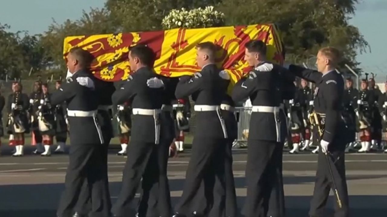 Kraliçe'nin cenazesi Londra'ya getirildi