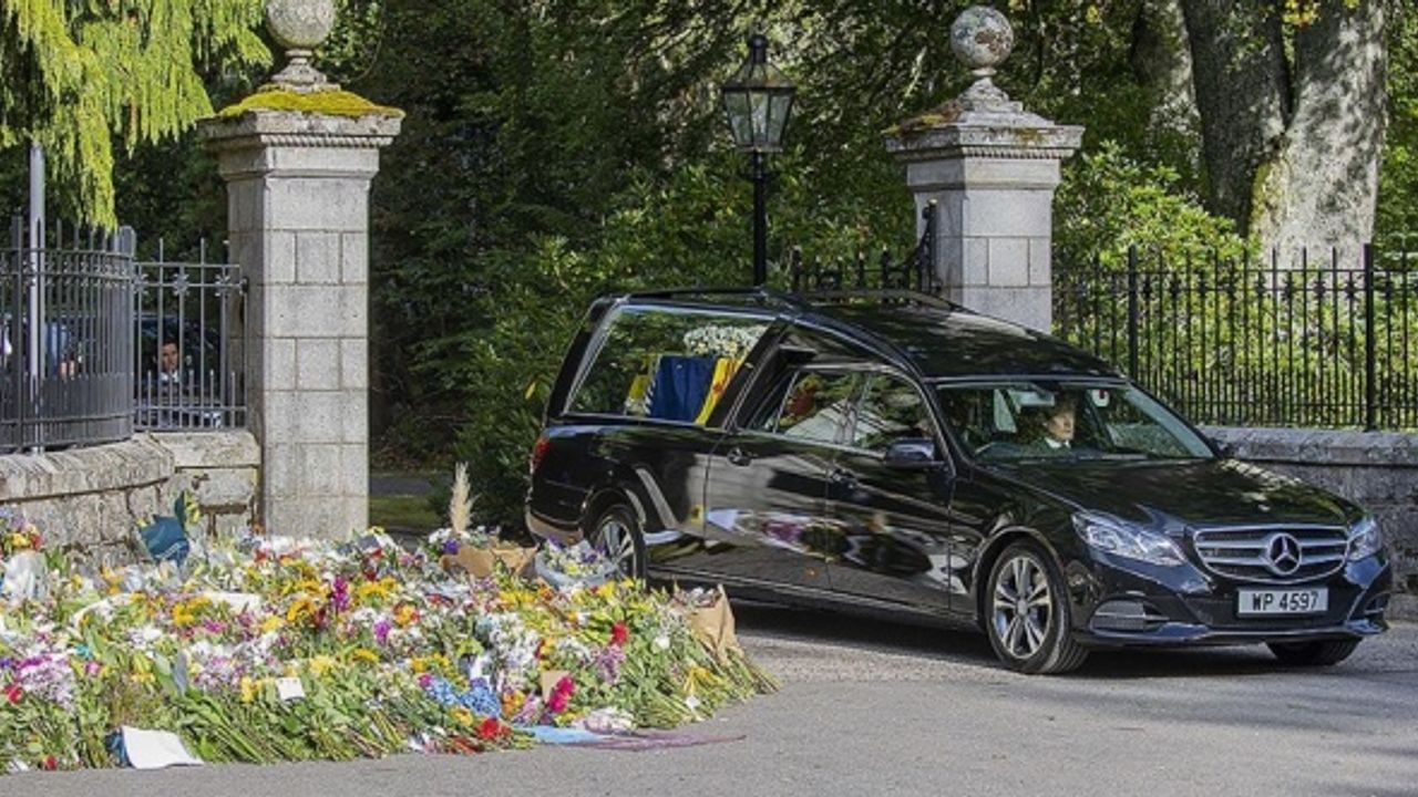 Kraliçe'nin cenazesi yola çıktı