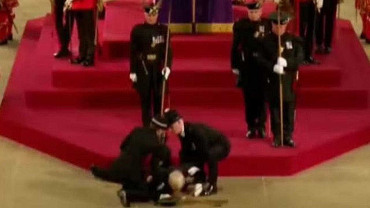 Cenazeyi bekleyen muhafız yere yığıldı