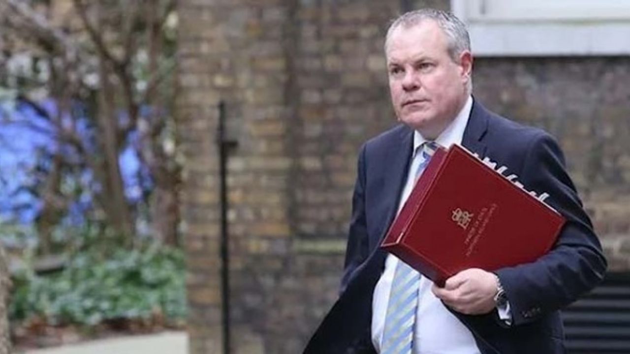 Taciz skandalı: Bakan görevden alındı