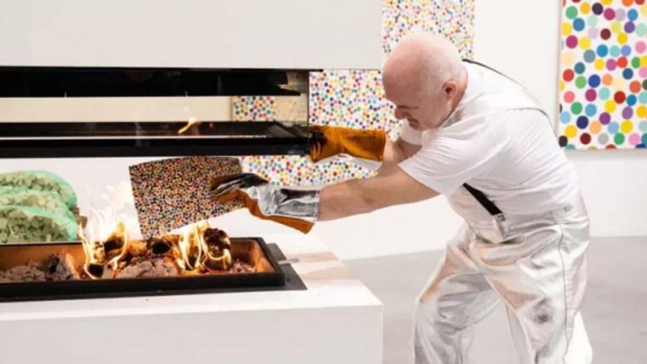 Ünlü sanatçı yüzlerce eserini yakıyor