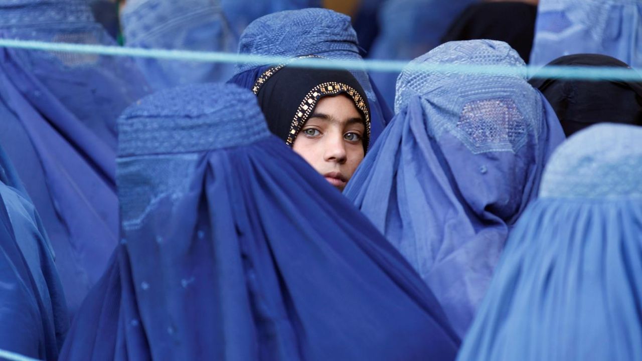 Taliban kız çocuklarına ilkokulu yasakladı