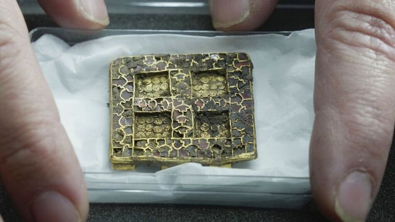 İngiliz arkeologlar  bin 300 yılık altın kolye buldu