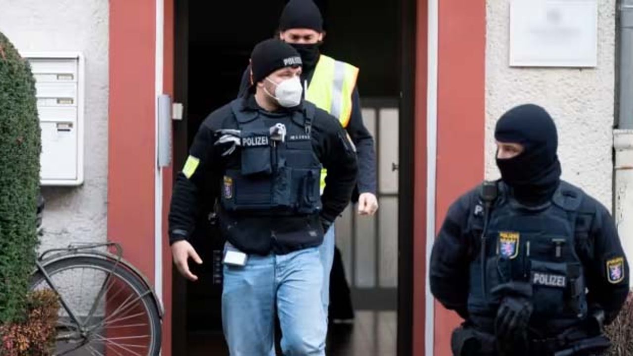 Almanya'da darbe planlayan 25 kişi gözaltına alındı