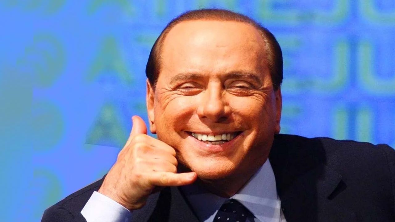 Berlusconi'nin futbolculara vaadi: Bir otobüs dolusu fahişe