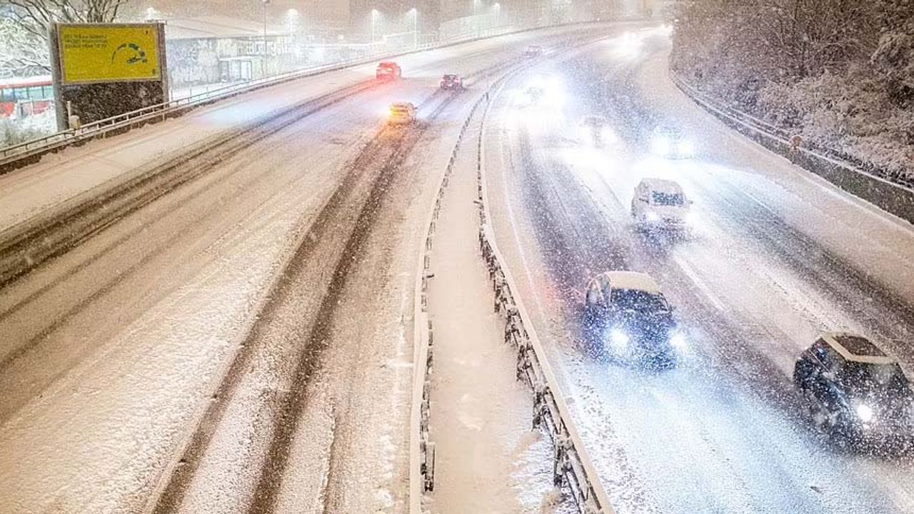 İngiltere'de kar alarmı: Araçlar yolda kaldı, seferler iptal oldu