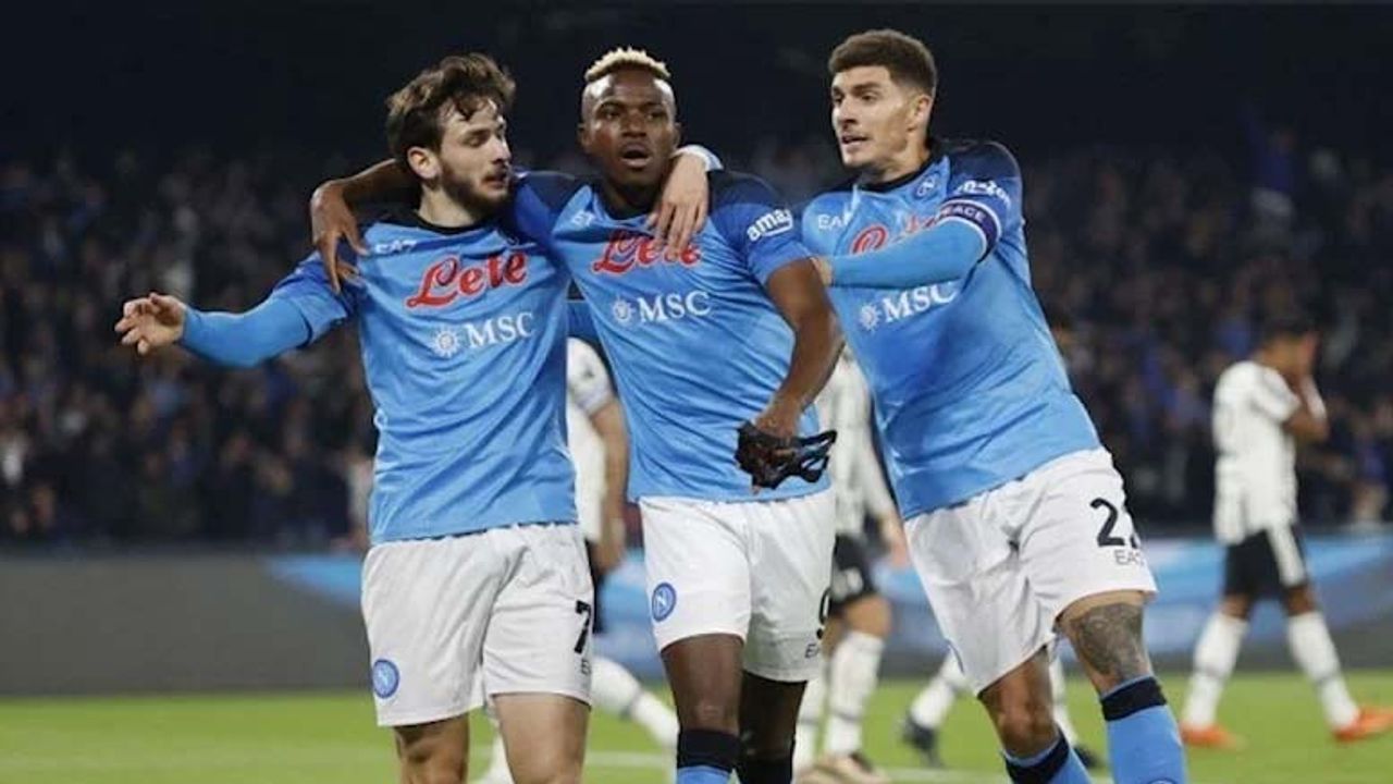 Napoli 8 maçtır yenilmeyen Juventus'u bozguna uğrattı