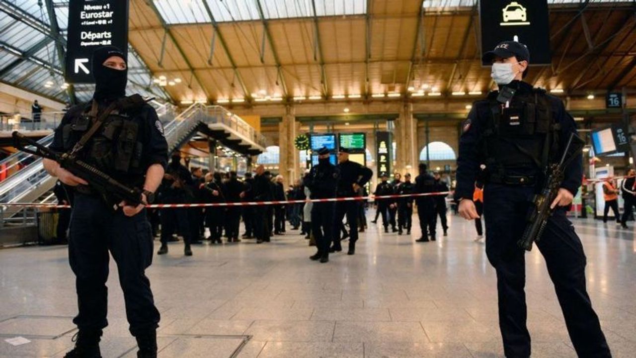 Paris'te bıçaklı saldırı: 6 yaralı