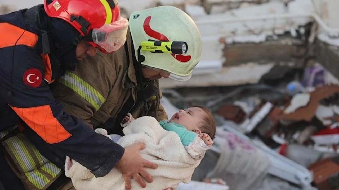 Anne ve bebeği enkazdan 29 saat sonra kurtarıldı