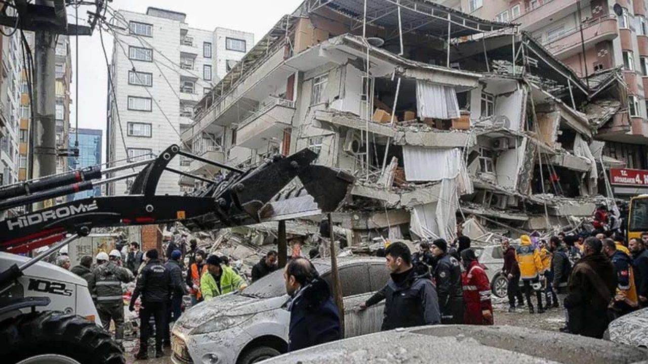 İngiltere'den 25 milyon sterlinlik deprem yardımı