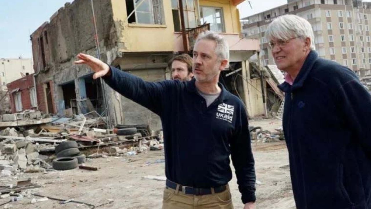 İngiliz Bakan Andrew Mitchell deprem bölgesinde