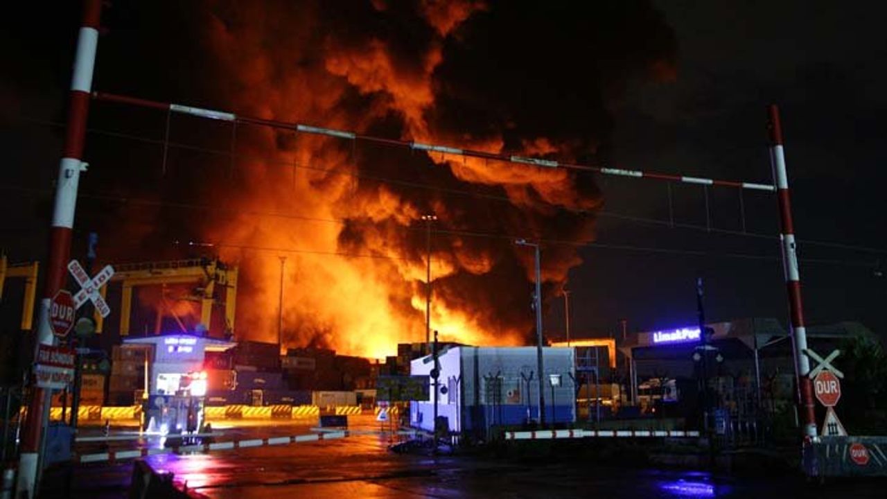 İskenderun Limanı'ndaki yangın sürüyor