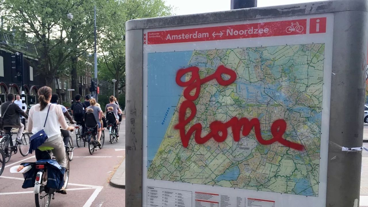 Amsterdam Belediyesi'nden genç İngiliz turistlere yönelik 'Uzak dur' kampanyası