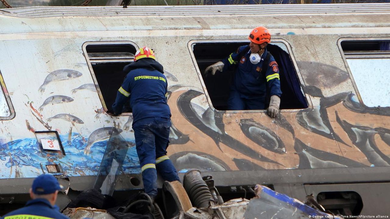 Yunanistan'da tren kazası sonrası istifa