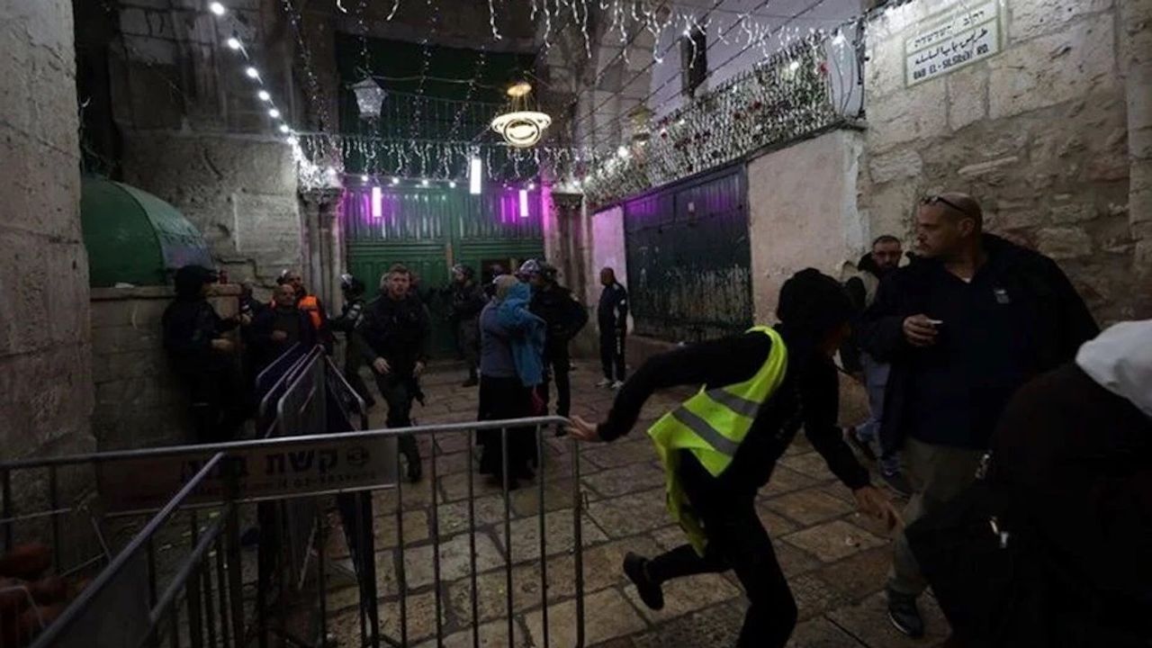 İsrail polisi Ramazan ayında Mescid-i Aksa’ya ikinci kez baskın düzenledi