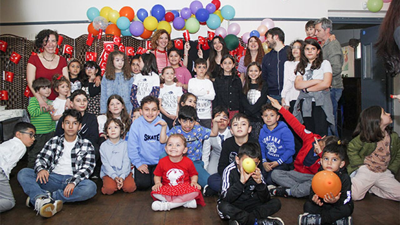 İnci Türkay ,öğrencileri ile 23 Nisan bayramını kutladı