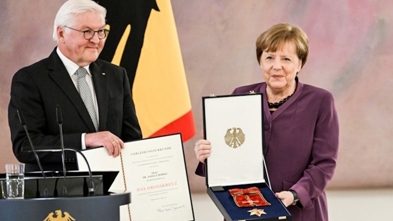 Angela Merkel'e büyük liyakat nişanı