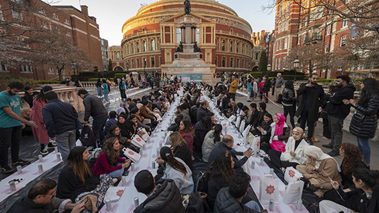 Royal Albert Hall önünde toplu iftar düzenlendi