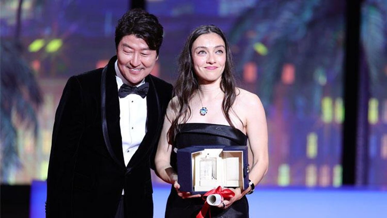 Merve Dizdar, En İyi Kadın Oyuncu ödülünü aldı