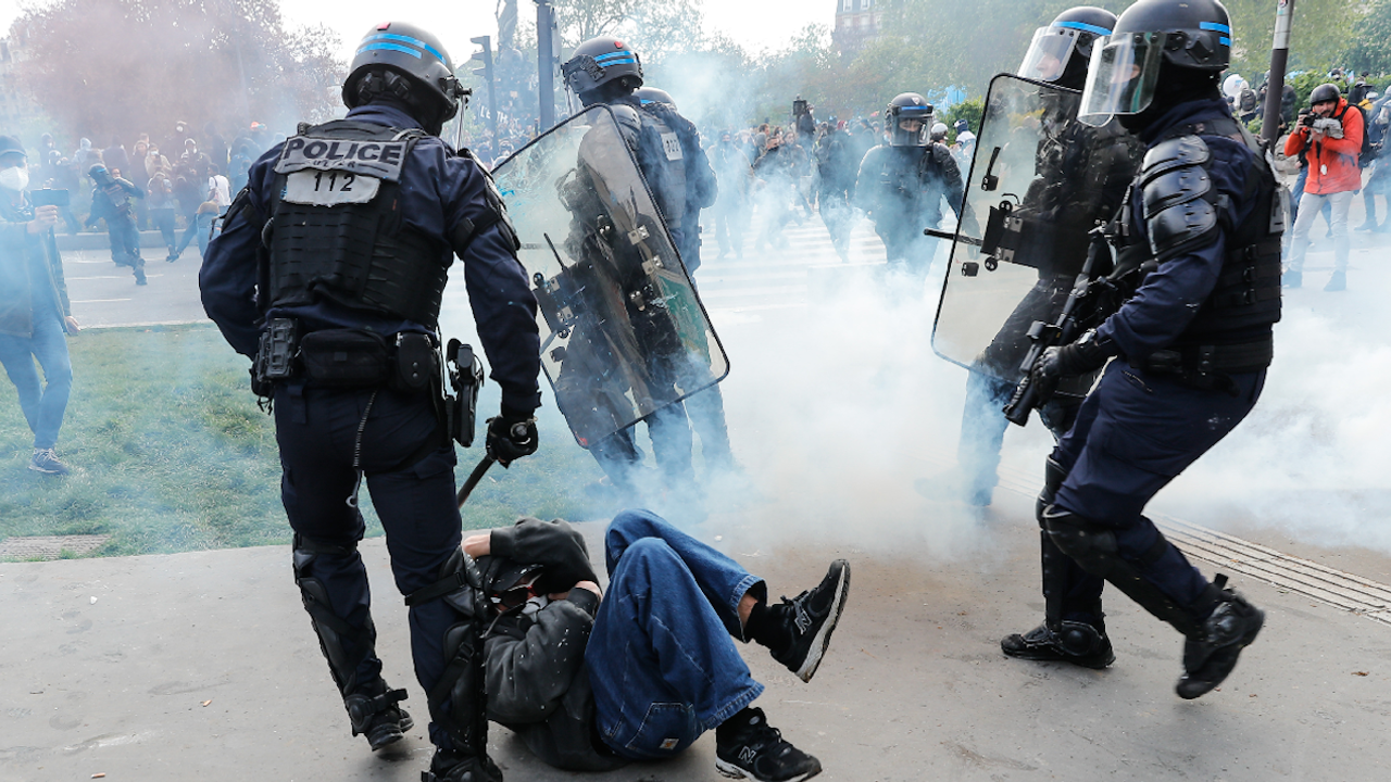 Fransa'da 1 Mayıs kutlamalarında polis biber gazı kullandı, 291 kişi gözaltına alındı