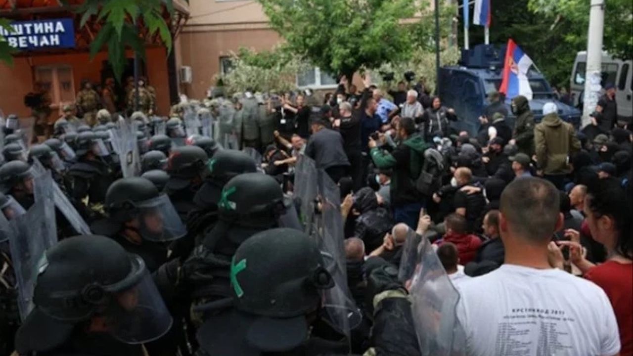 Arnavut belediye başkanı istemeyen Sırp göstericiler NATO askerleriyle çatıştı