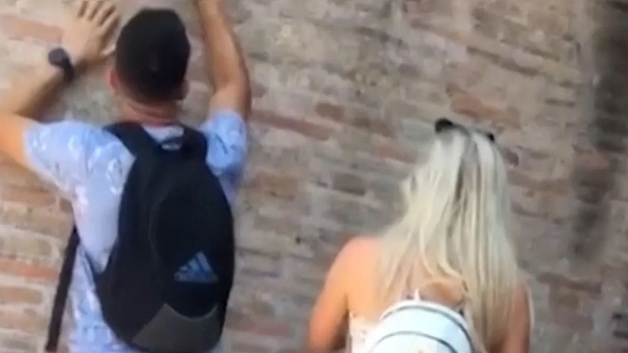 Roma’da Kolezyum’a sevgilisinin ismini yazan turist aranıyor