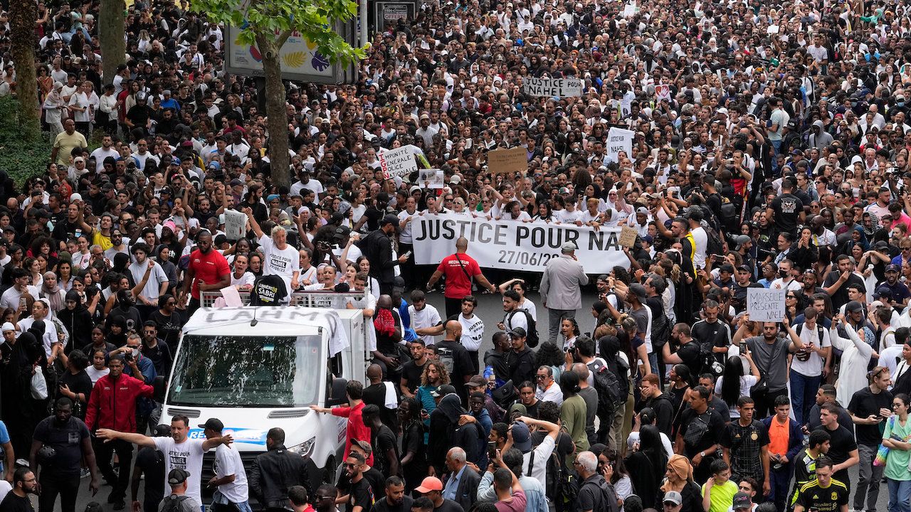 Fransa’da belediye başkanlarından şiddet karşıtı mitingler