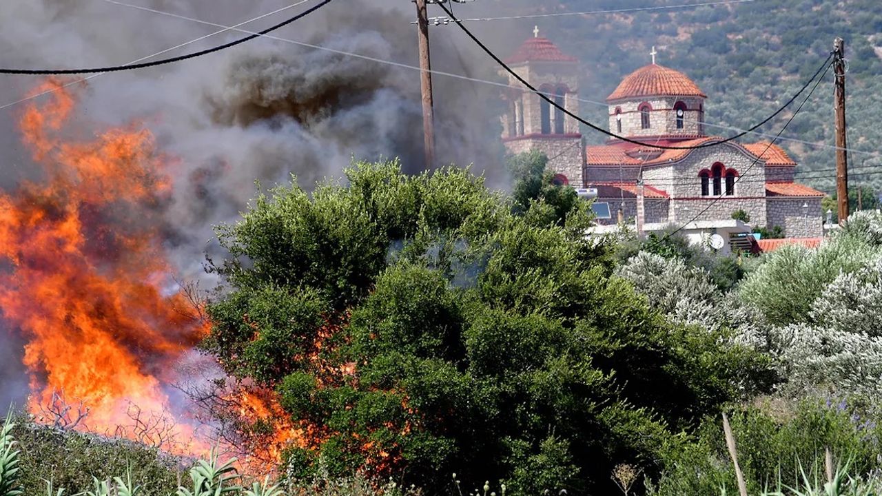 Rodos yangınında 7. gün! 19 bin kişi tahliye edildi, insanlara parasıyla bilet satılması pes dedirtti