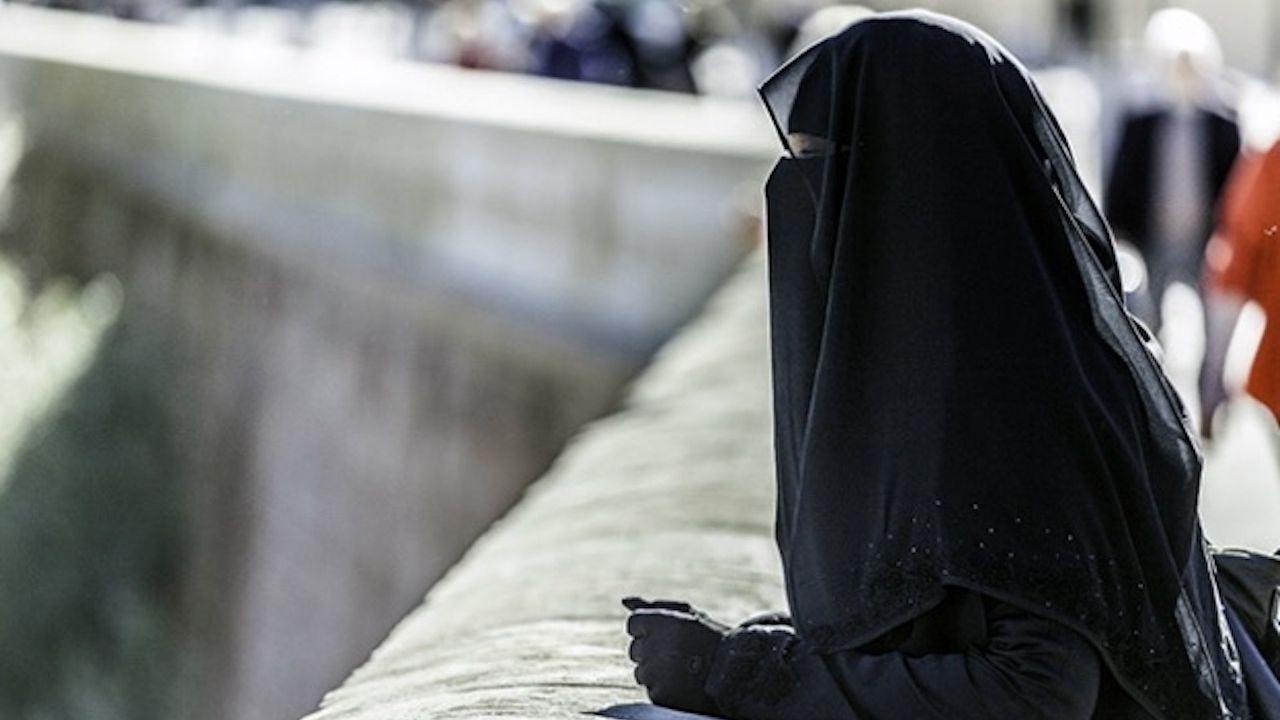 Fransa'da devlet okullarında abaya giyilmesi yasaklanıyor