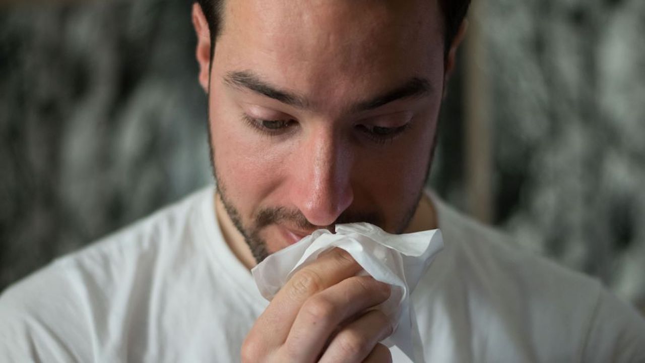 Burnunu karıştıran sağlık çalışanlarının 'koronavirüse yakalanma olasılığı daha yüksek'