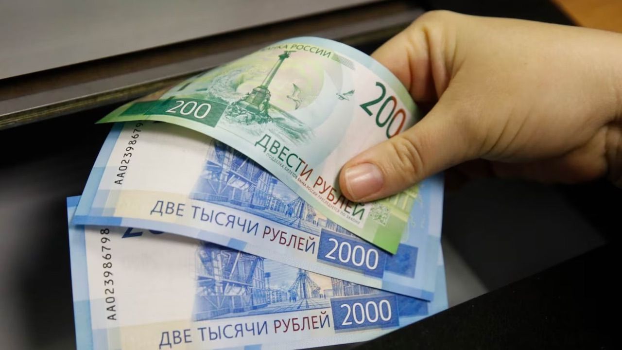 Rusya Merkez Bankası, rubledeki değer kaybının ardından faizi yüzde 12'ye yükseltti