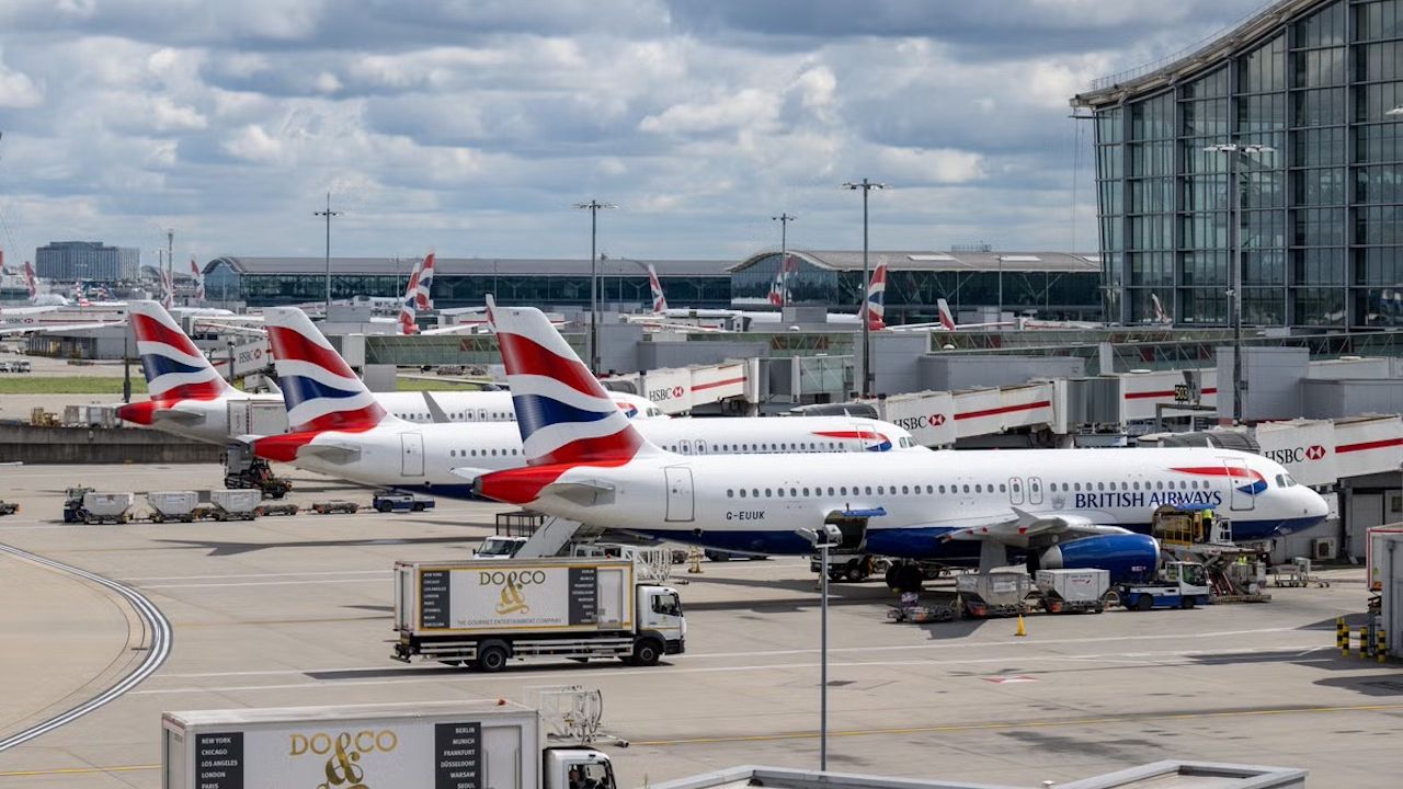 İngiltere'de hava kontrol sistemindeki teknik sorun çözüldü: Yüzlerce uçuş ertelendi