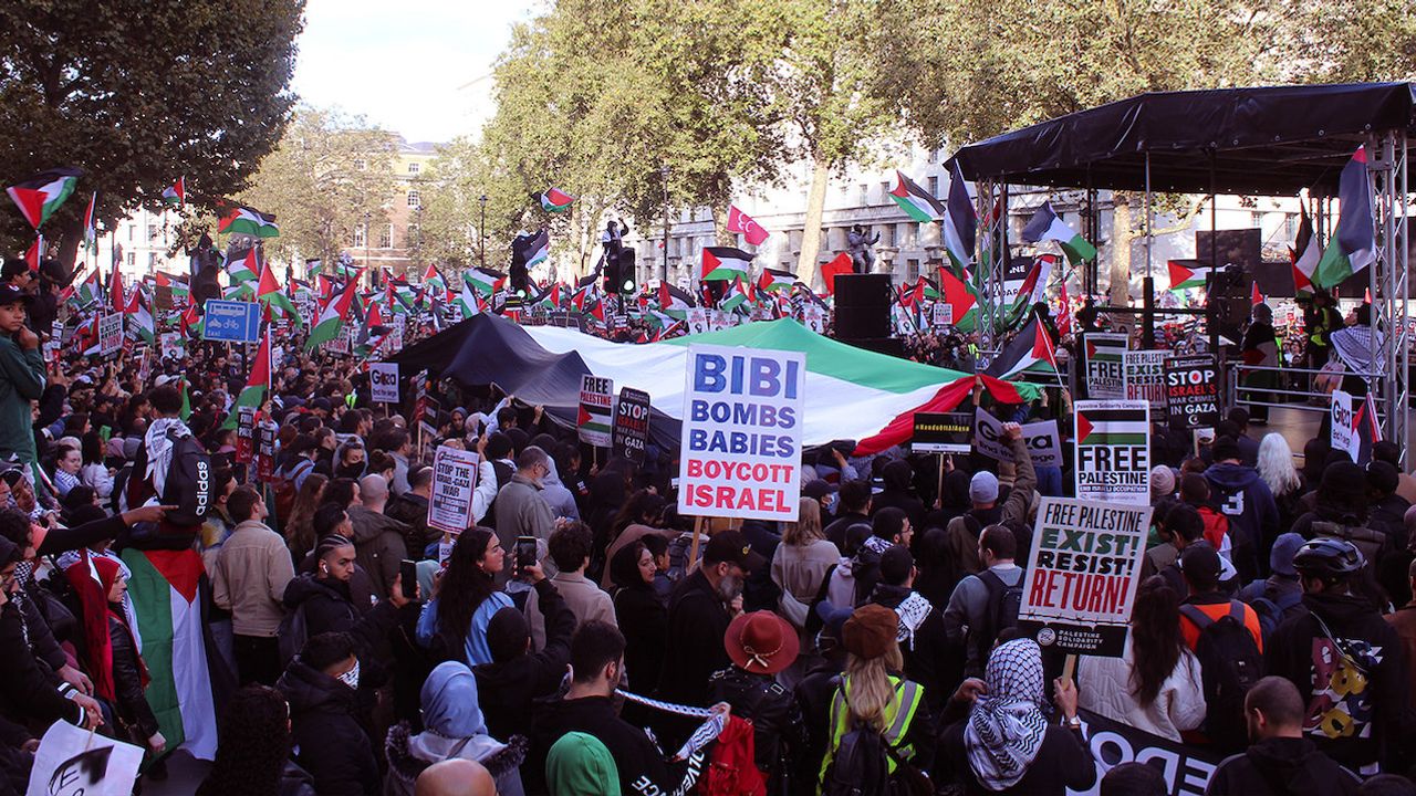 İngiltere’nin başkenti Londra’da büyük bir Filistinlilere destek yürüyüşü yapıldı