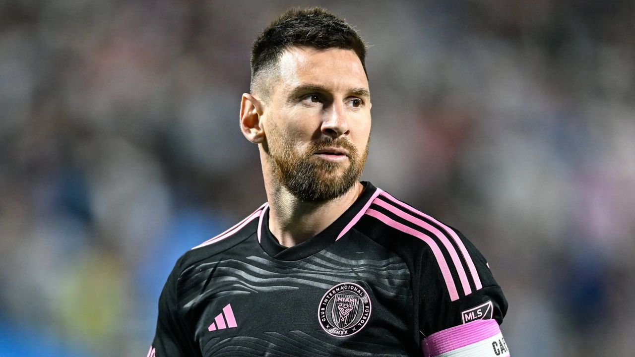 Messi Altın Top ödülünü sekizinci defa kazanarak rekorunu geliştirdi